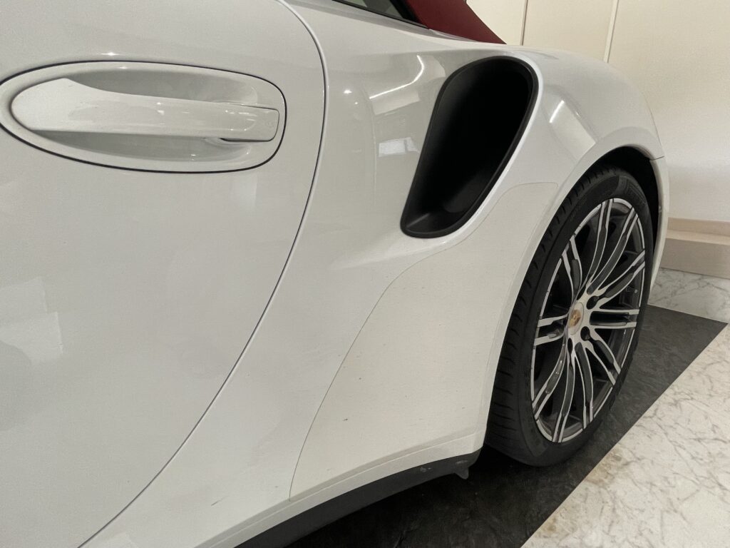 リアエンジンへの大きなエアダクトが「ターボ」の証明!